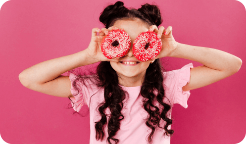 chica rosa alegre con donas